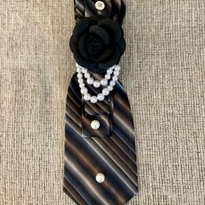 Elegant Tie with Fashion Accents